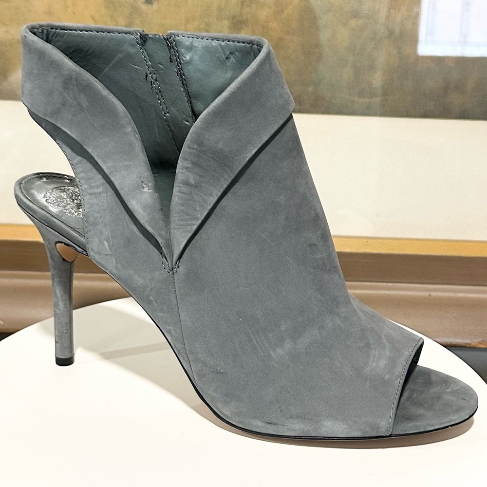 🌸VINCE CAMUTO🌸 Cholia Asymmetrical Sandal Bootie In Smoke Stack Nubuck Size: 12 - Picture 2 of 14